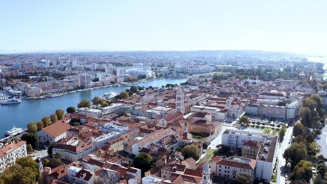 Drohnenaufnahme der Altstadt von Zadar mit Hafen und Adria im Sommer