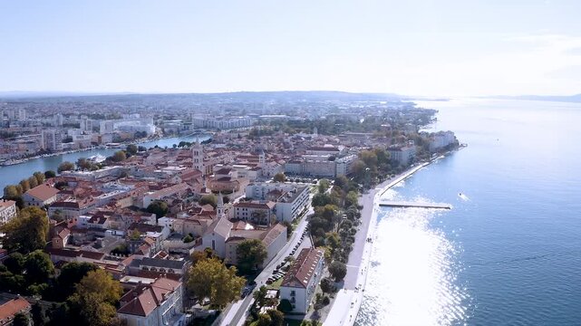 Drohnenpanorama &uuml;ber die Altstadt von Zadar und die Adriak&uuml;ste