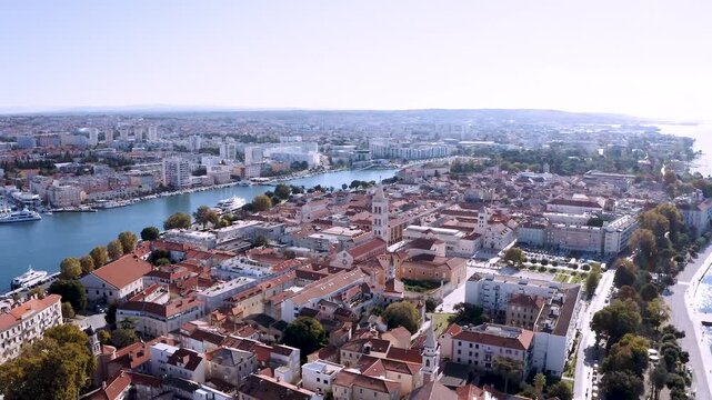 R&uuml;ckw&auml;rtsflug mit der Drohne &uuml;ber die Altstadt von Zadar und die Uferpromenade
