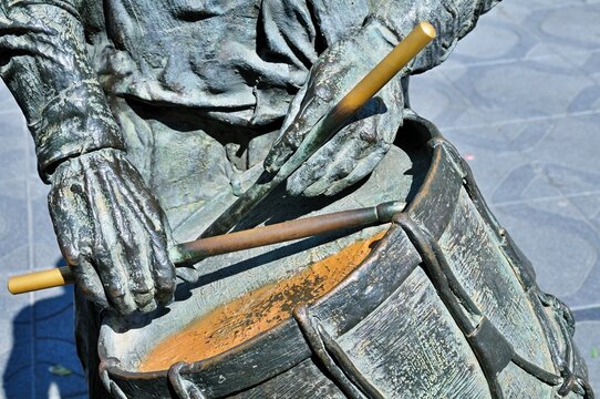 Bronze drummer sculpture playing marching drum percussion. Tarragona - Spain