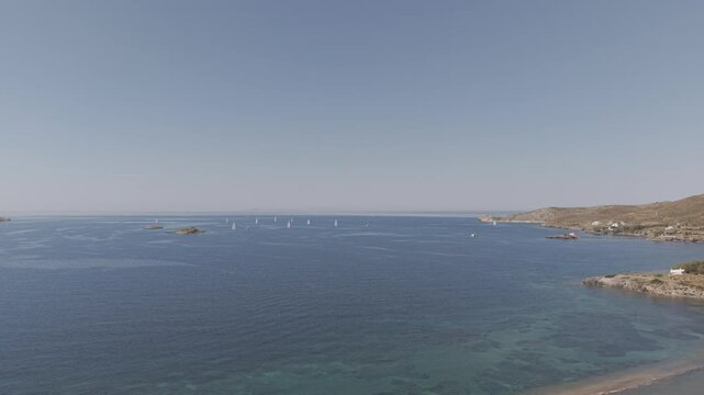 R&eacute;gate de voiliers dans la baie d'une ile grecque Leros