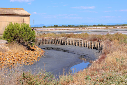 Canalisation d eau de mer dans les marais salants