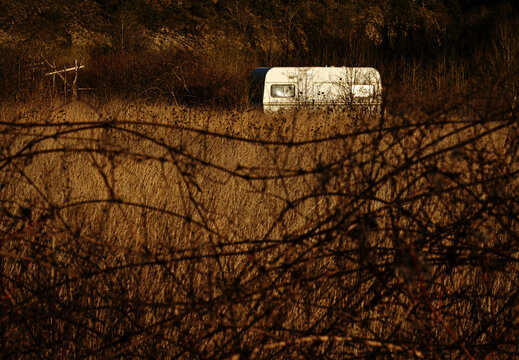 vie sauvage , camping sauvage , nature , caravane , habitation , paysage sauvage , campagne , libert&eacute; , silence ,automne , lumi&egrave;re chaude , couleurs chaudes , camping ,