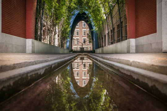 Reflection eclips, Oaseplein, Rotterdam, The Netherlands