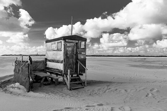 Kleine H&uuml;tte am Kniepsand bei Wittd&uuml;n, Insel Amrum - Schwarz-Wei&szlig; Aufnahme