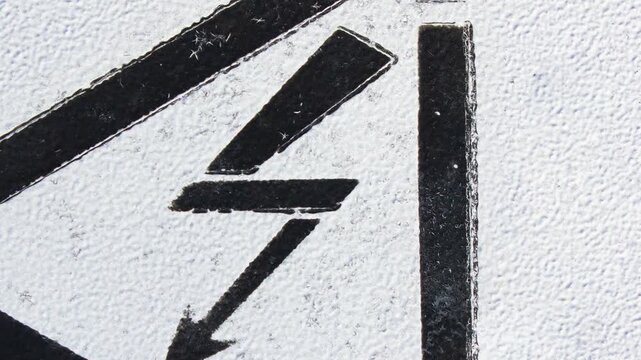 Warning sign risk of electric shock. Text indicating a warning about electrical voltage and electric current, animation