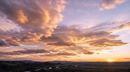 Obraz premium Dramatic Cloudscape with Soft Golden Sunset Light