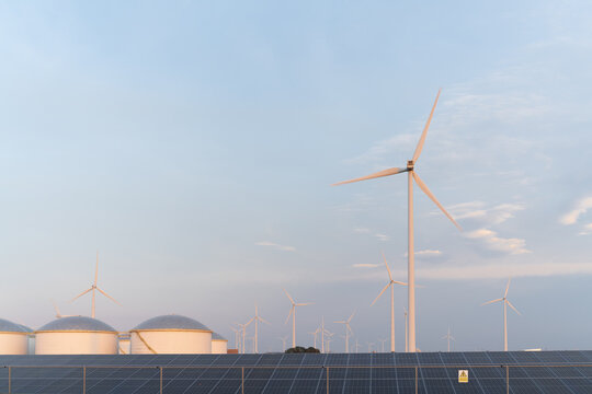 Solarfeld mit Windpark Eemshaven, Provinz Groningen