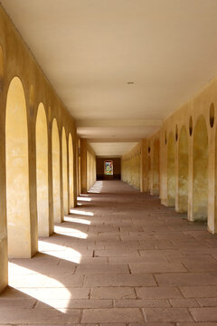 Bogengang im Jagd- und Lustschloss Favorite