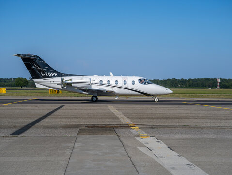Hawker Beechcraft 400A Aliserio taxis at MXP Milano Malpensa international airport