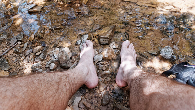 Pieds nus &agrave; la fra&icirc;che au bord d&rsquo;un petit cours peu profond en Provence-Alpes-C&ocirc;te d'Azur &ndash; France