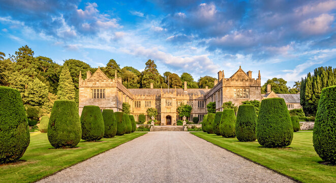 Historischer Landsitz Lanhydrock House mit gepflegtem Garten und Formschnittgeh&ouml;lzen in Cornwall, England.