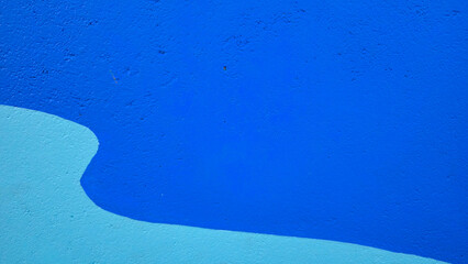 Abstract blue wall with flowing wave patterns in vibrant shades © ornax photo