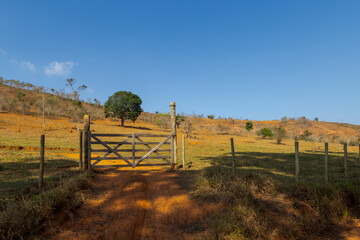 Obraz premium Porteira em propriedade rural de Guarani, Minas Gerais