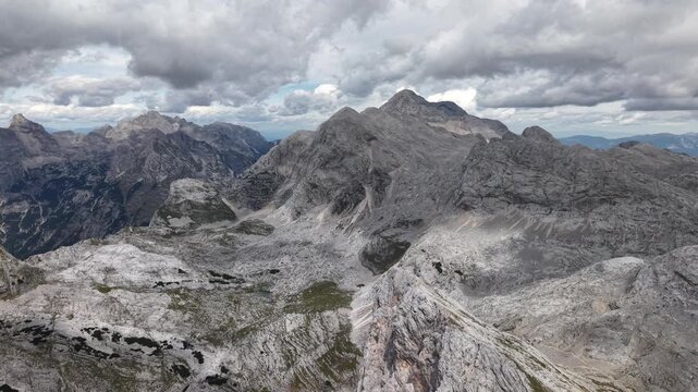 Massif rocheux du Triglav sous un ciel nuageux, vall&eacute;e des Sept Lacs, Alpes juliennes, Slov&eacute;nie