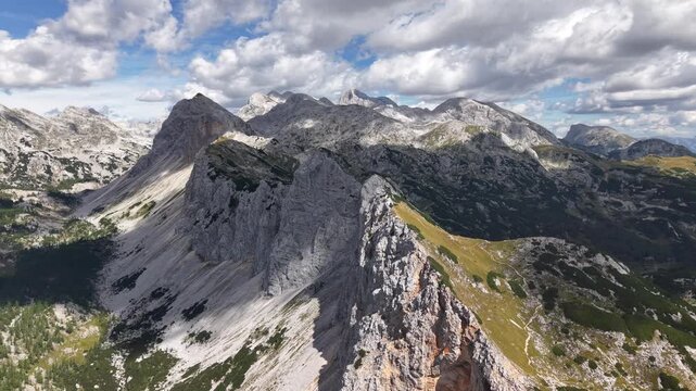 Sommets sauvages du parc national du Triglav film&eacute;s par drone, vall&eacute;e des Sept Lacs, Slov&eacute;nie