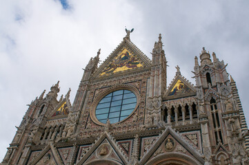 Obraz premium Gothic facade details and rose window of Siena Cathedral in Tuscany