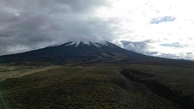 Vista con drone del volc&aacute;n Cotopaxi en Ecuador cubierto por nubes