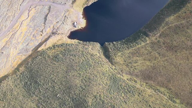 Vista a&eacute;rea de una laguna en Cotopaxi, Ecuador con un paisaje de roca volc&aacute;nica de fondo