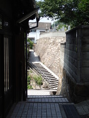 急傾斜地の路地 © 藤与門