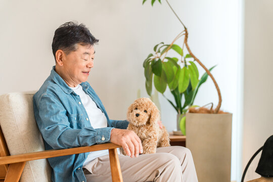 自宅で愛犬とくつろぐシニア男性の穏やかな暮らし