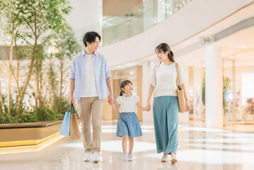 Fototapeta premium ショッピングモールで手をつないで歩く日本人家族 Generative AI