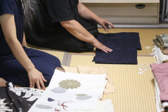 着物の整理をする女性