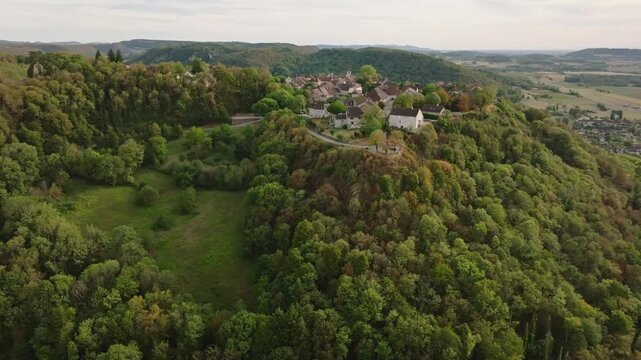Vue aerienne du village perche de Chateau Chalon sur son eperon