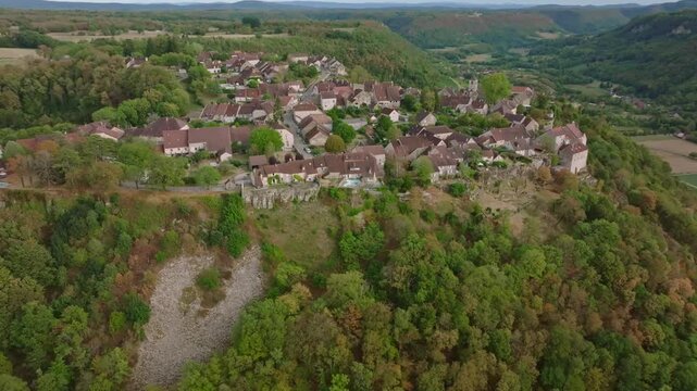 Vue aerienne du village de Chateau Chalon et de son eboulis calcaire
