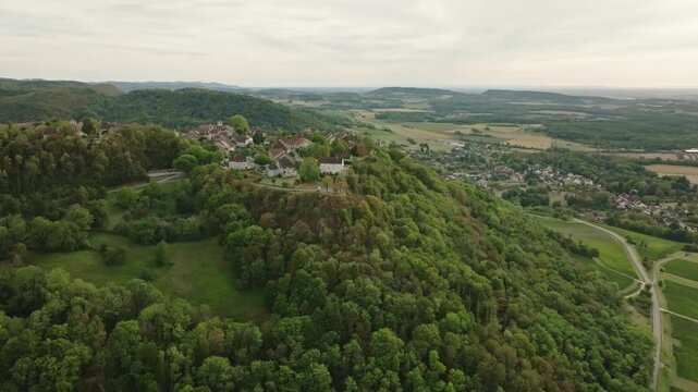 Vue aerienne en rapprochement sur le village perche de Chateau Chalon