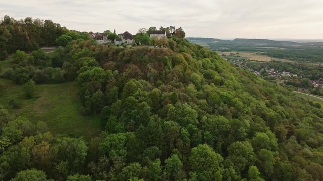 Survol aerien de l eperon rocheux et du belvedere de Chateau Chalon