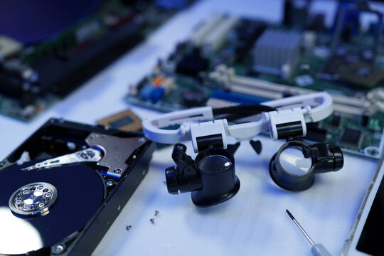 The focus is on engineers working with hard drives and semiconductor circuits or microchips in the electronics industry, including electronic engineering, computer technology, CPU maintenance, hardwar