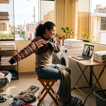 Persona eligiendo su ropa frente al espejo antes de una videollamada