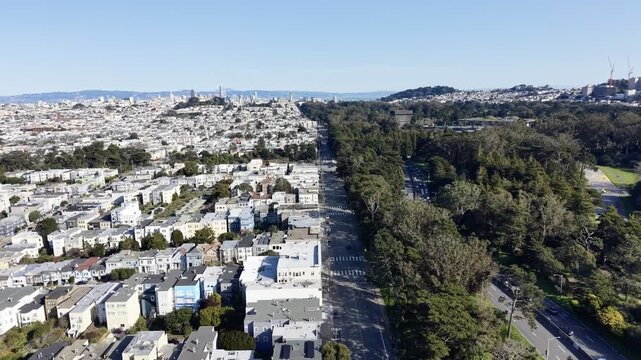 Aerial view of Golden Gate Park, San Francisco, with green fields, dense neighborhoods and the Pacific Ocean. g.