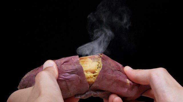 半分に割った焼き芋から湯気が立ち上る4K動画