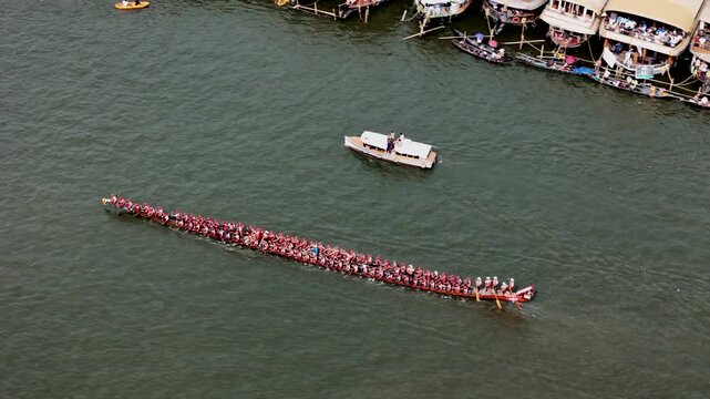 Experience the excitement of the Nehru Trophy Boat Race in Alappuzha, Kerala. Traditional Chundan Vallams, also known as snake boats, race through the beautiful Kerala backwaters as hundreds of rowers