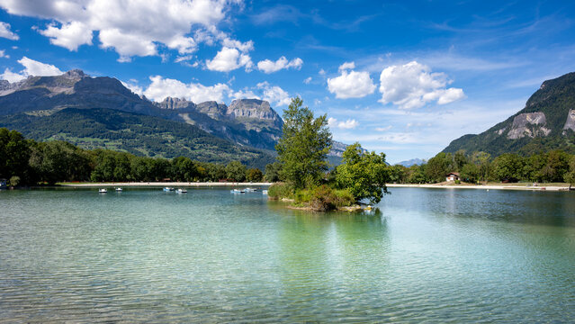 Lac de Passy entour&eacute; de cha&icirc;ne de montagne alpine dans le d&eacute;partement de Haute-Savoie