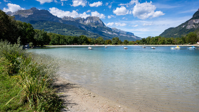Lac de Passy entour&eacute; de cha&icirc;ne de montagne alpine dans le d&eacute;partement de Haute-Savoie