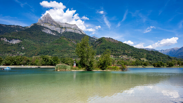 Lac de Passy entour&eacute; de cha&icirc;ne de montagne alpine dans le d&eacute;partement de Haute-Savoie