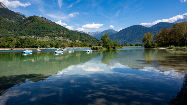 Lac de Passy entour&eacute; de cha&icirc;ne de montagne alpine dans le d&eacute;partement de Haute-Savoie