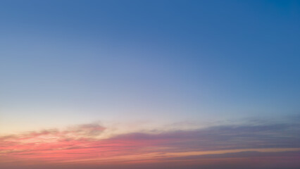 Naklejka premium Soft gradient sky with pink clouds at dawn or dusk