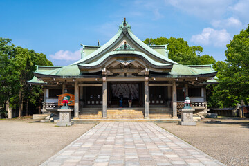 Obraz premium Main hall of Hokoku Shrine in Osaka, Japan on sunny day