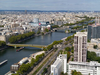 Fototapeta premium Paris urban skyline with multiple bridges crossing the winding Seine River