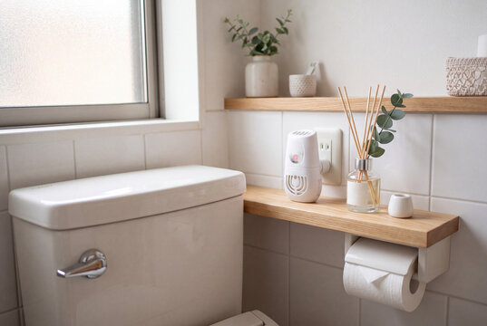 消臭剤と芳香剤を置いた清潔な住宅トイレのにおい対策