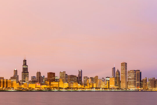 USA, Illinois, Chicago, View of Willis Tower at Lake Michigan