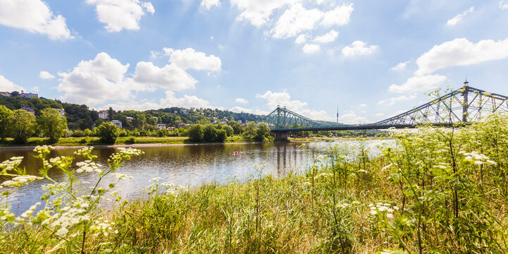 Germany, Dresden, Loschwitz bridge and Weisser Hirsch
