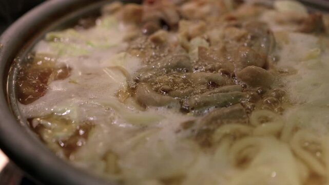 牛モツとうどんの鍋料理