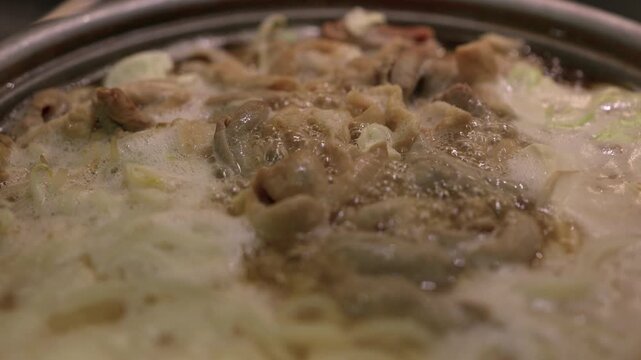 牛モツとうどんの鍋料理