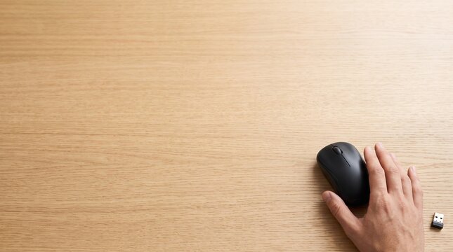 マウス故障で裏返して確認する会社員の手元