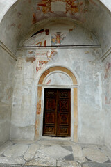 Fresques murales anciennes sur la façade extérieure de l'Eglise de Fontaney en Italie dans la vallée d'Aoste © luzulee
